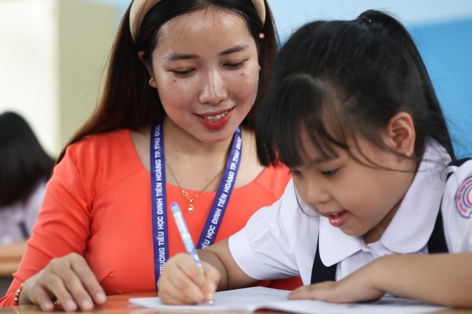 Học sinh và giáo viên trường tiểu học Đinh Tiên Hoàng, TP Thủ Đức, tháng 9/2023. Ảnh: Quỳnh Trần