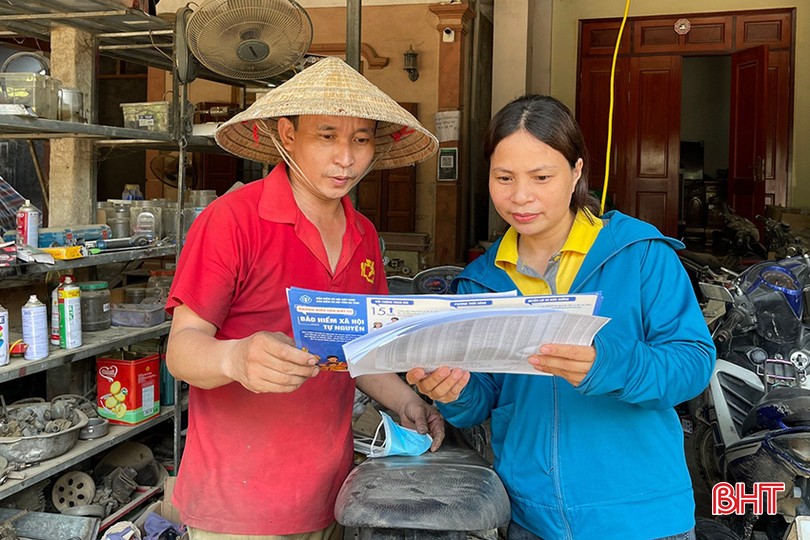 Đến tận nhà để tuyên truyền về các chính sách BHXH tự nguyện là cách làm mang lại hiệu quả cao.