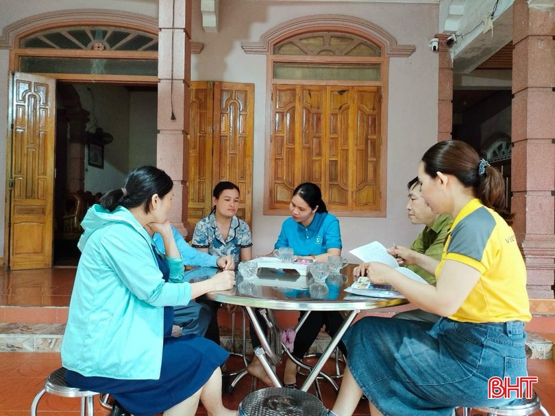 Viên chức BHXH huyện Vũ Quang phối hợp với tổ chức dịch vụ thu xã Thọ Điền tổ chức tuyên truyền BHXH tự nguyện theo nhóm nhỏ.